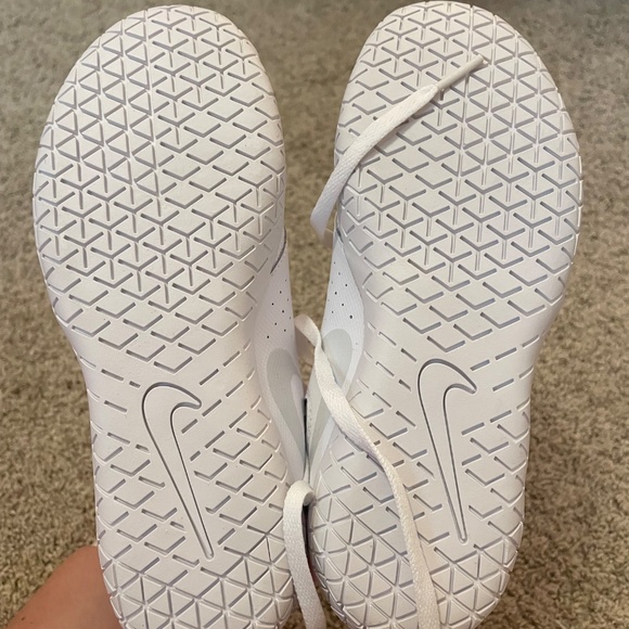 Nike Sideline Cheer Shoes - Picture 2 of 3